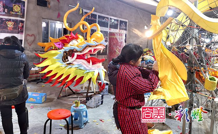 牛年彩燈《龍騰四?！反笮椭黝}彩燈車間制作現(xiàn)場(chǎng)